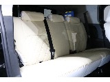 セカンドシートはやや狭めではありますが、居心地がよいです！ シートを跳ね上げることで広い荷室としてもご利用いただけます！